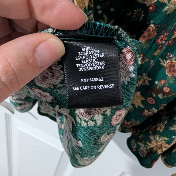 Torrid Green Floral Peplum Crinkle Gauze Smocked Top in Size 2 (18/20) - Picture 11 of 12